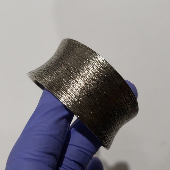 Silver-Tone Textured Cuff Bracelet – Elegant Women’s Statement Fashion Jewelry - Picture 5 of 8